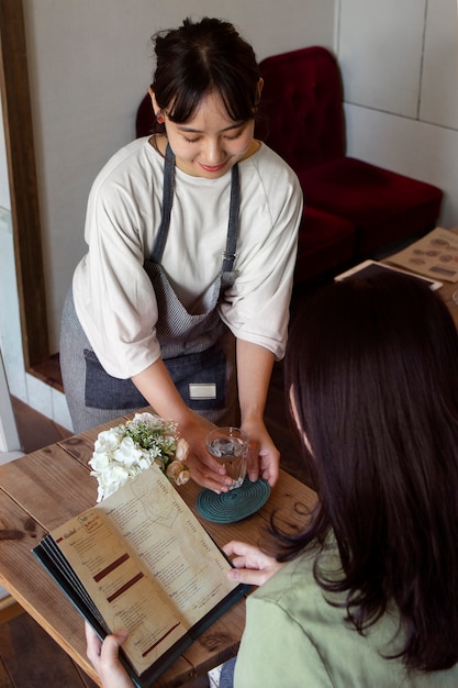 그녀의 케이크 가게를 준비하는 젊은 여자