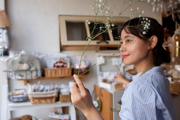 Free photo young woman arranging her cake shop