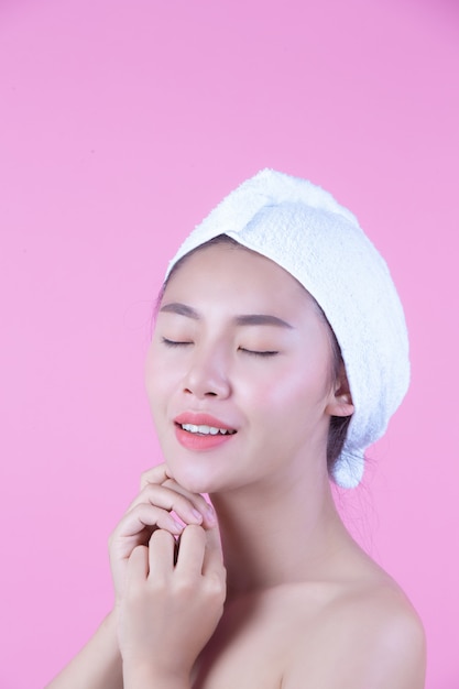 깨끗하고 신선한 피부를 가진 젊은 여성 아시아는 자신의 얼굴, 표현 표정, 미용 및 스파를 터치합니다.