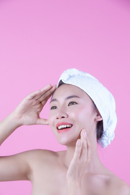 清潔でさわやかな肌を持つ若い女性アジアは自身の顔、表情豊かな表情、美容とスパに触れます。
