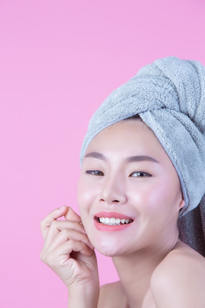 깨끗하고 신선한 피부를 가진 젊은 여성 아시아는 자신의 얼굴을 터치