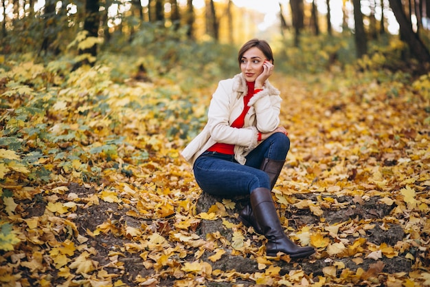 秋の公園の若い女性