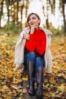 Foto gratuita giovane donna in un parco in autunno