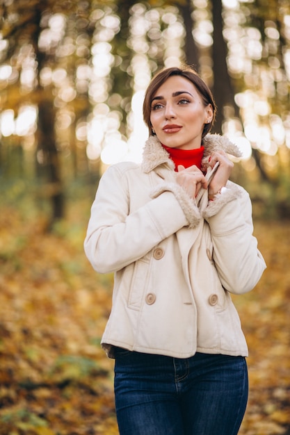 Foto gratuita giovane donna in un parco in autunno