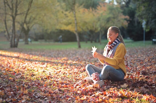 가을 공원에서 젊은 여자
