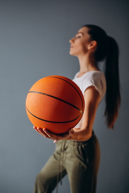 Изолированный баскетболист молодой женщины