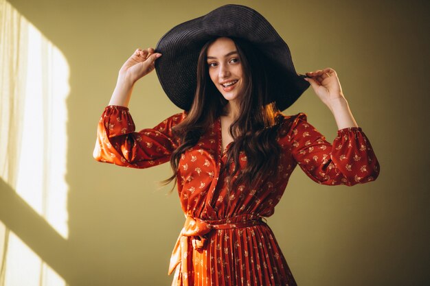 一個穿著漂亮禮服和帽子的年輕女人