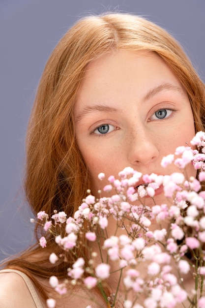 Foto gratuita ritratto di bellezza della giovane donna