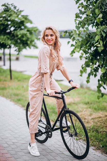 公園で自転車の若い女性