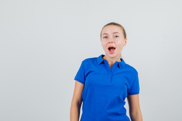 青いTシャツを着た若い女性が見て驚いた