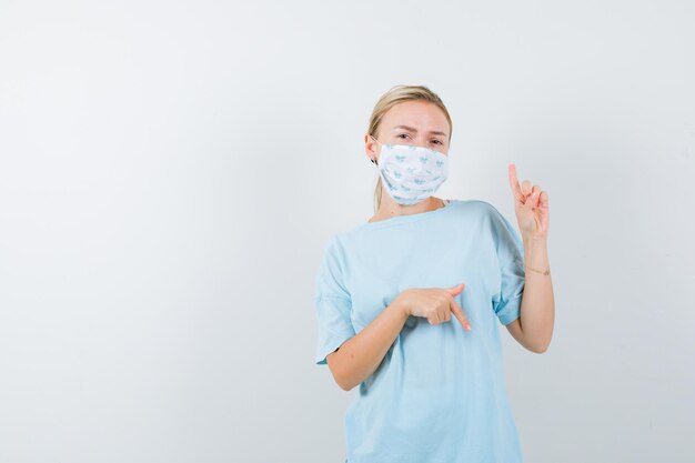 医療マスクと青いTシャツの若い女性