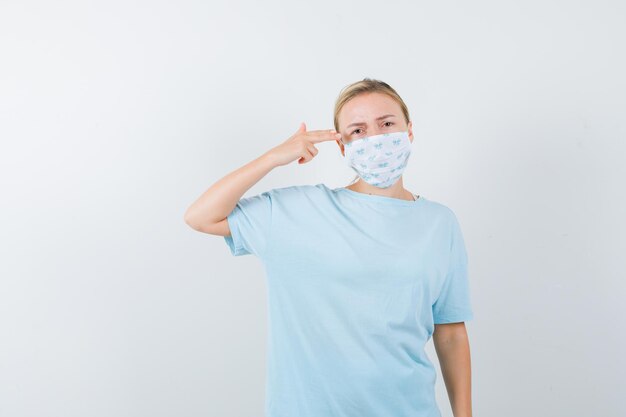 医療マスクと青いTシャツの若い女性
