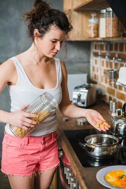 Pasta di ebollizione della giovane donna