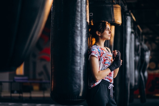 Foto gratuita addestramento del pugile della giovane donna alla palestra