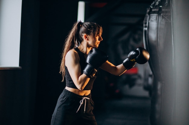 Тренировка боксера молодой женщины на спортзале