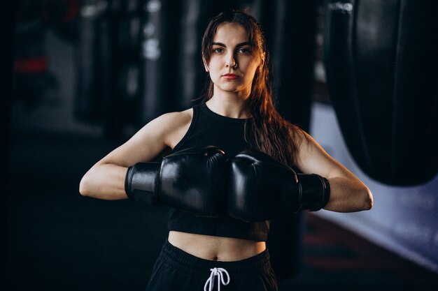 若い女性ボクサー、ジムでトレーニング