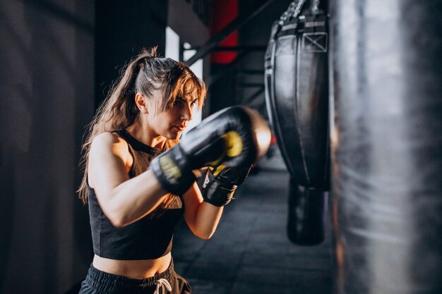 Тренировка боксера молодой женщины на спортзале