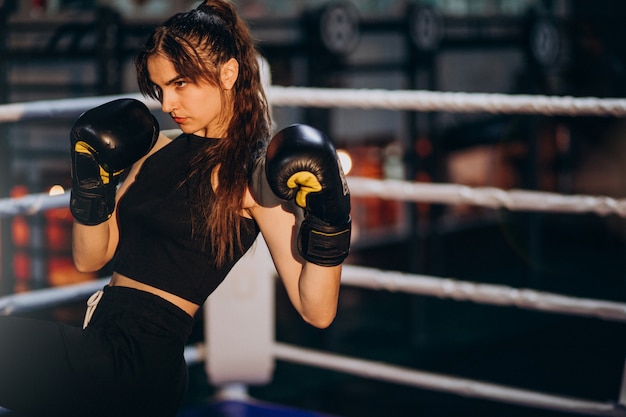 Addestramento del pugile della giovane donna alla palestra