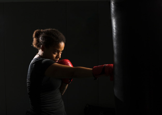 Foto gratuita pugilato della giovane donna in palestra