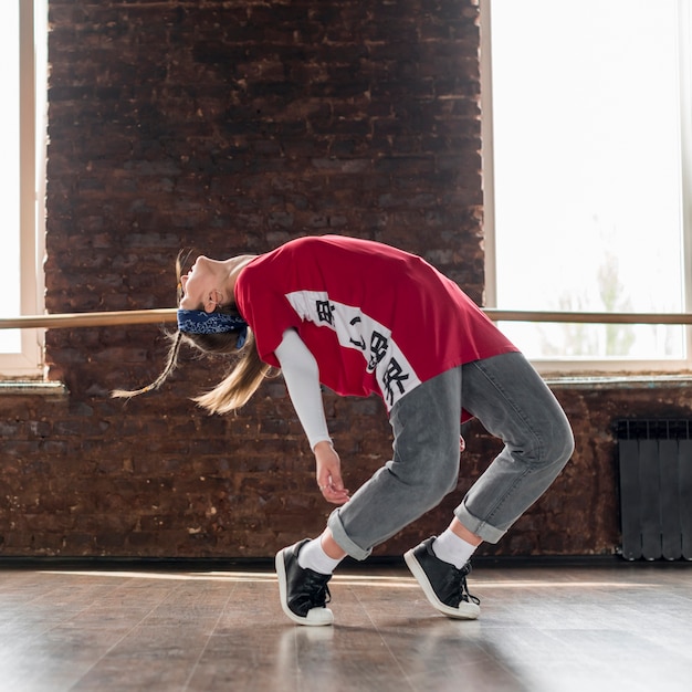 Giovane donna che breakdancing nello studio di ballo