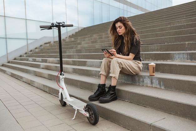 無料写真 彼女の携帯電話を閲覧している若い女性