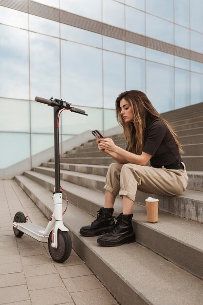 彼女の携帯電話を閲覧している若い女性