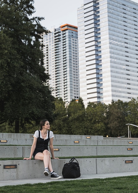 Молодая женщина и здания на фоне