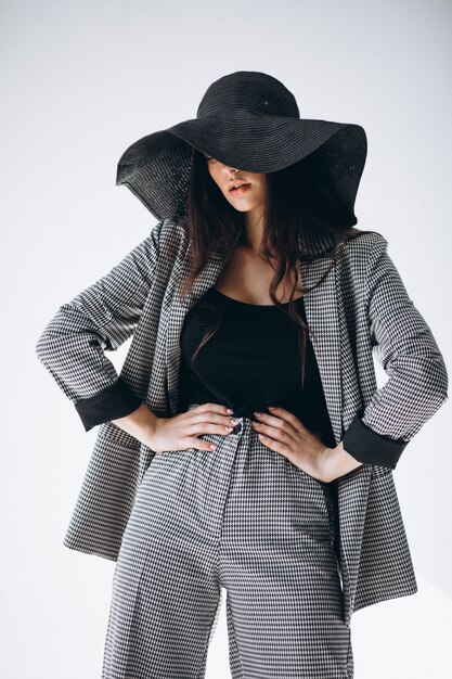 一位身著商務服,戴著帽子的年輕女人