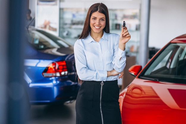 Молодая женщина, покупая автомобиль