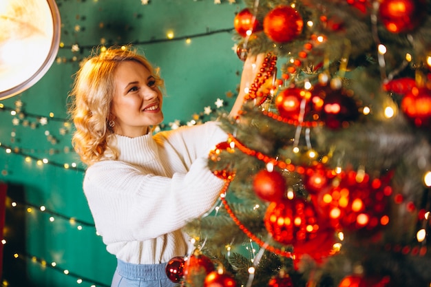 молодая женщина у елки на рождество