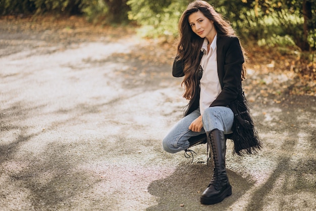 Foto gratuita giovane donna in abito casual che cammina per la strada