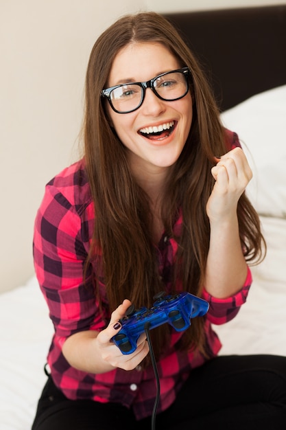 Free photo young woman in casual playing videogame