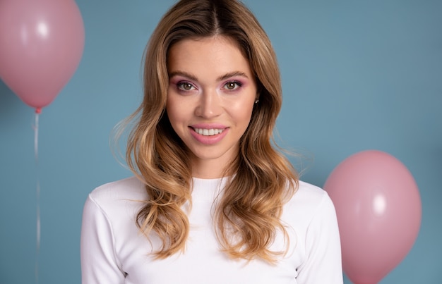 Free photo young woman celebrating at a birthday party