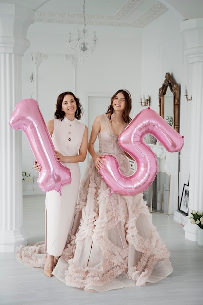 Foto gratuita giovane donna che celebra la sua quinceanera