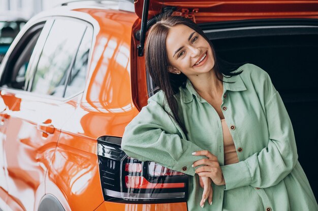 自分で車を選ぶ若い女性