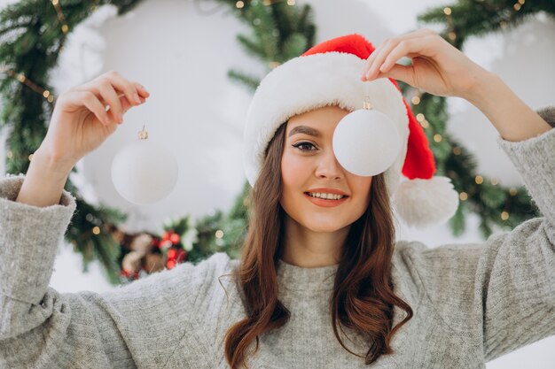 クリスマスのおもちゃでクリスマスの若い女性