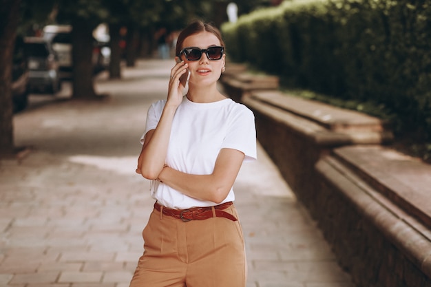 Foto gratuita giovane donna nel centro città parlando al telefono