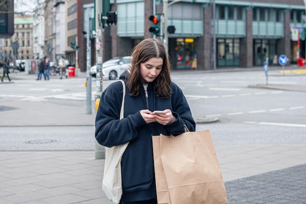 Молодая женщина в городе на улице с концепцией покупки пакета