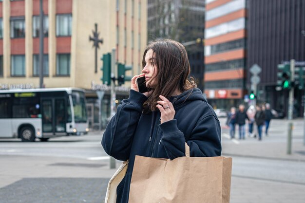 Молодая женщина в городе на улице с концепцией покупки пакета