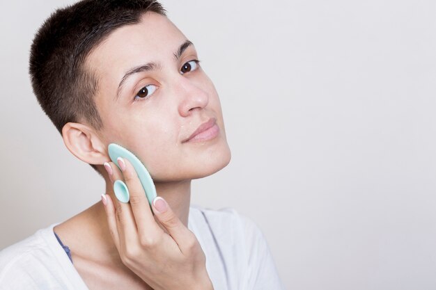 若い女性クリーニング顔プロセス