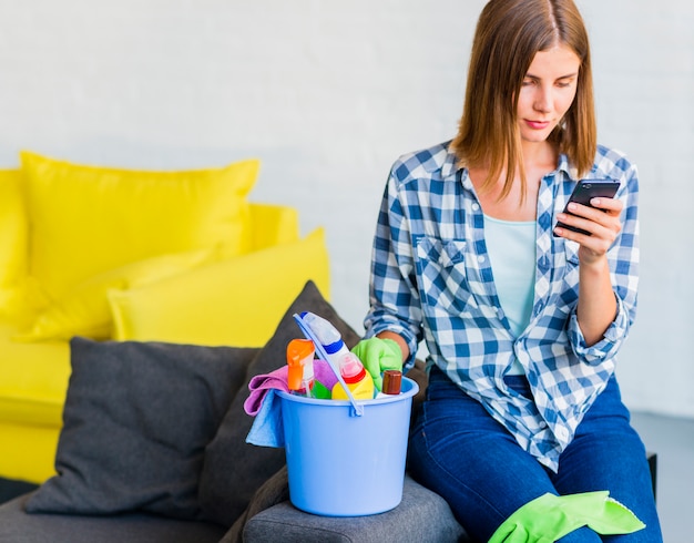 Free photo young woman cleaning the house