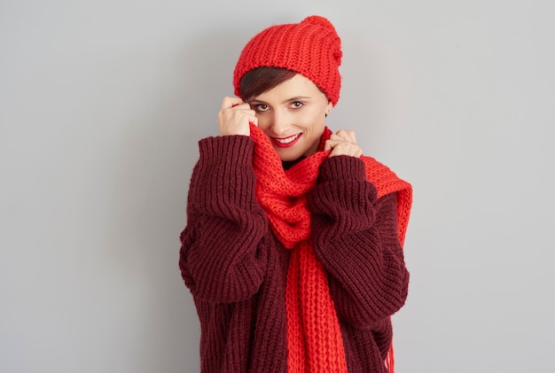 Free photo young woman in comfortable winter clothes