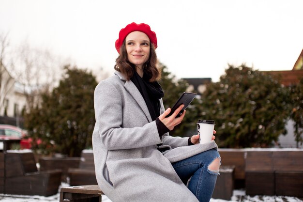 スマートフォンに接続した若い女性