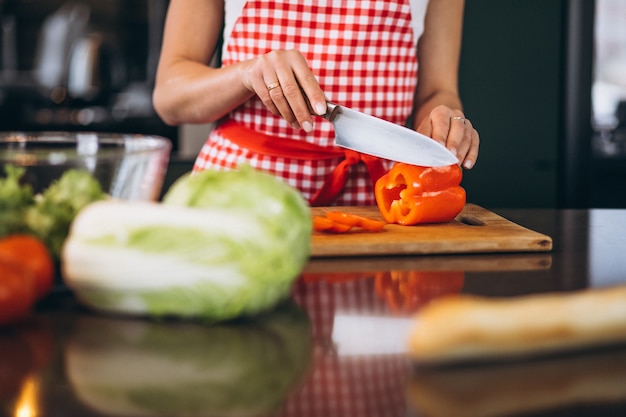 Free photo young woman cooking at the kitchen