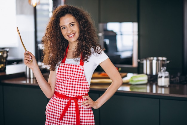 Foto gratuita giovane donna che cucina alla cucina