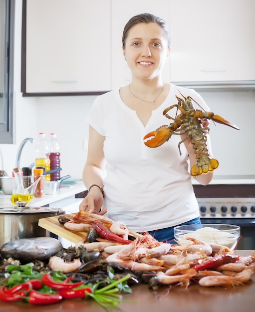 海産物を調理する若い女性