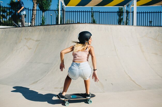 스케이트 동안 멋진 포즈에서 젊은 여자