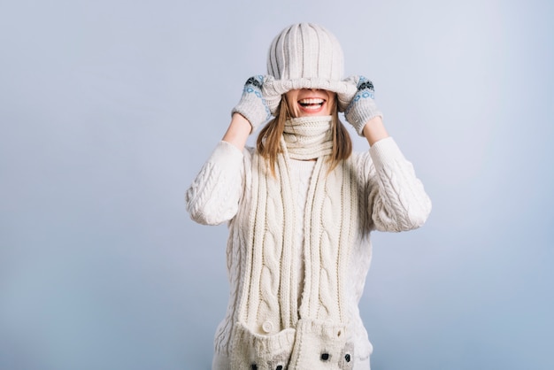 Giovane donna che copre il viso con cappuccio