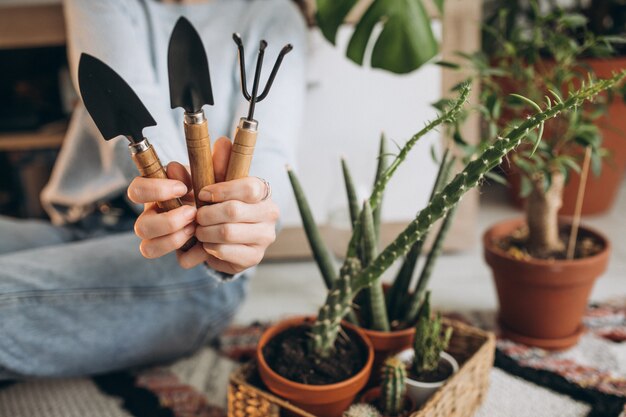 若い女性が自宅で植物を栽培