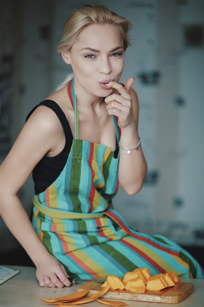 Free photo young woman cutting vegetables